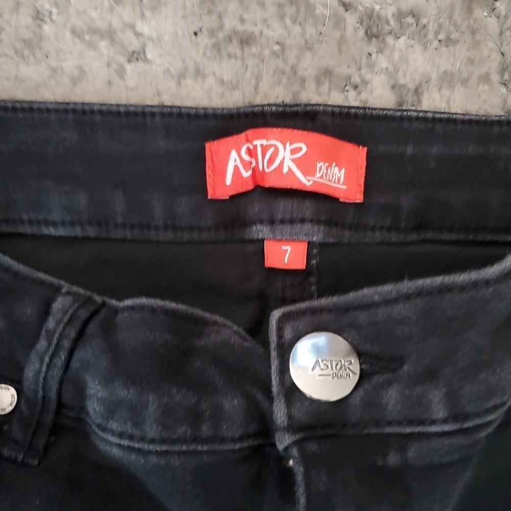 Astor SZ 7 Black Denim Distessed Cut-Off Shorts - Picture 2 of 7